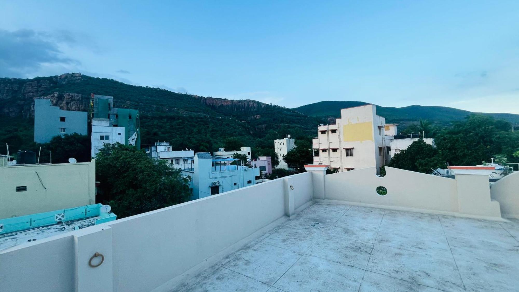 Nanda Mohan Homestay- Luxuries Ac Apartment Close To Alipiri Foothills-Kapila Teertham And Iskcon Temple ティルパティ エクステリア 写真